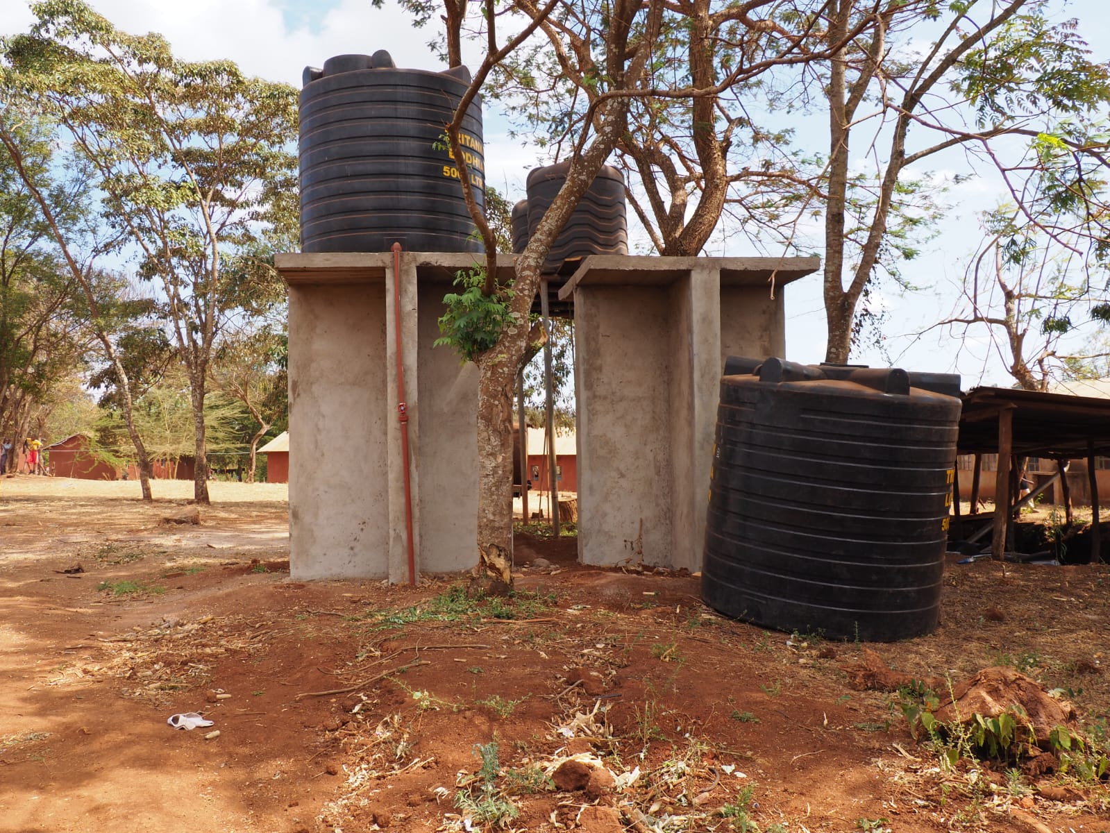 Ein Foto von Tanks, wie sie an der Endarofta Secondary School beschafft werden sollen