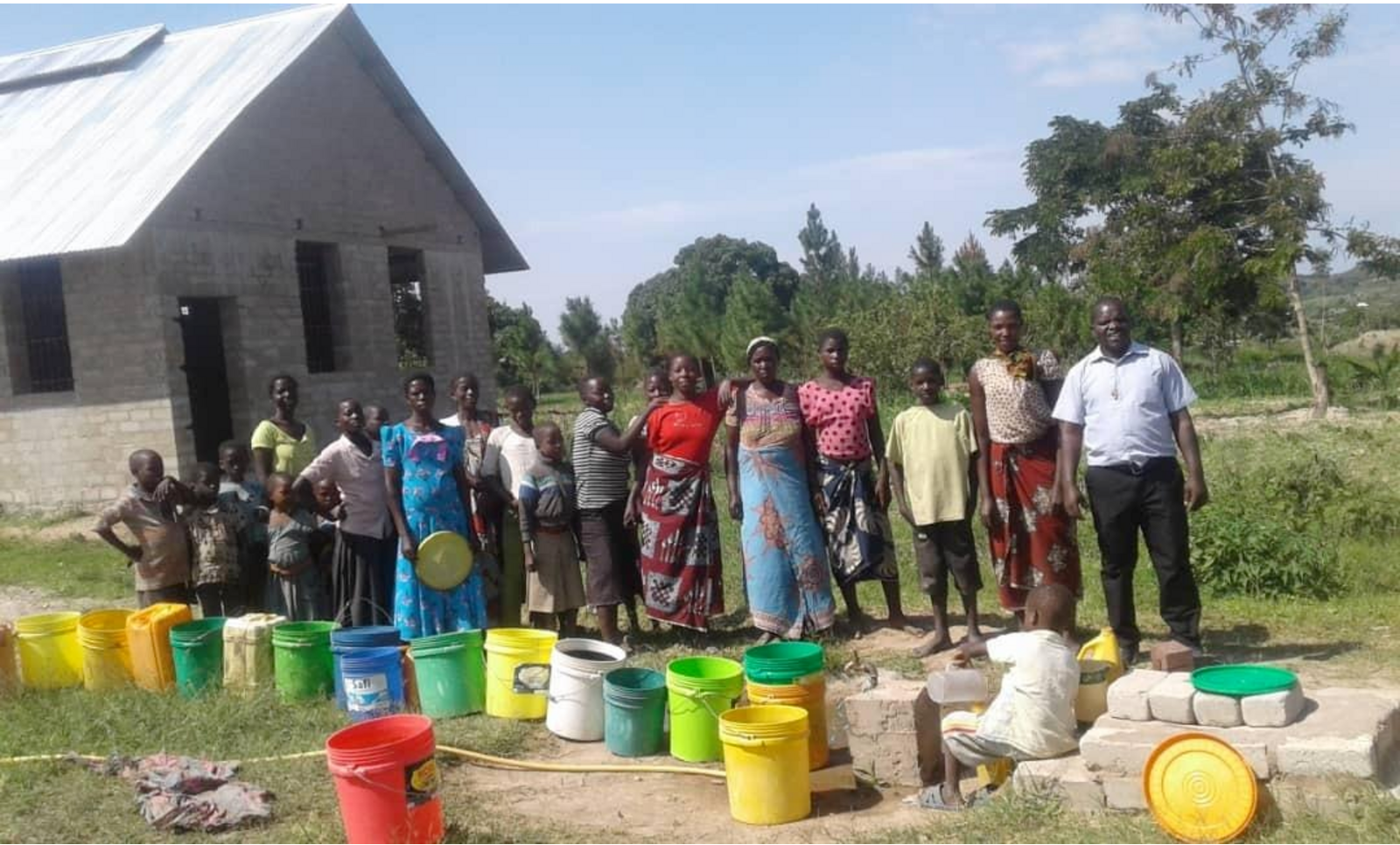 Brother Eli mit den Familien an der Wasserstelle